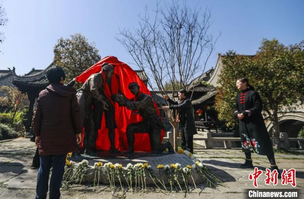 台儿庄大战故地为抗战英雄塑像 传承红色精神