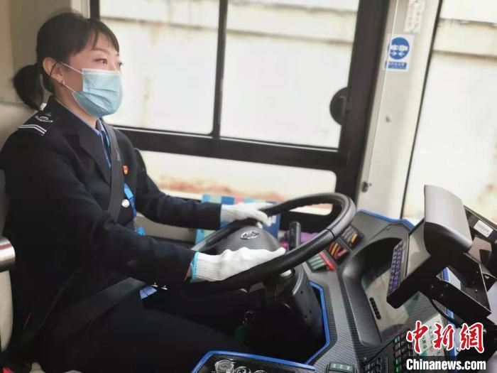 公交车女司机苏日娅：坚持14年用蒙汉双语温暖乘客