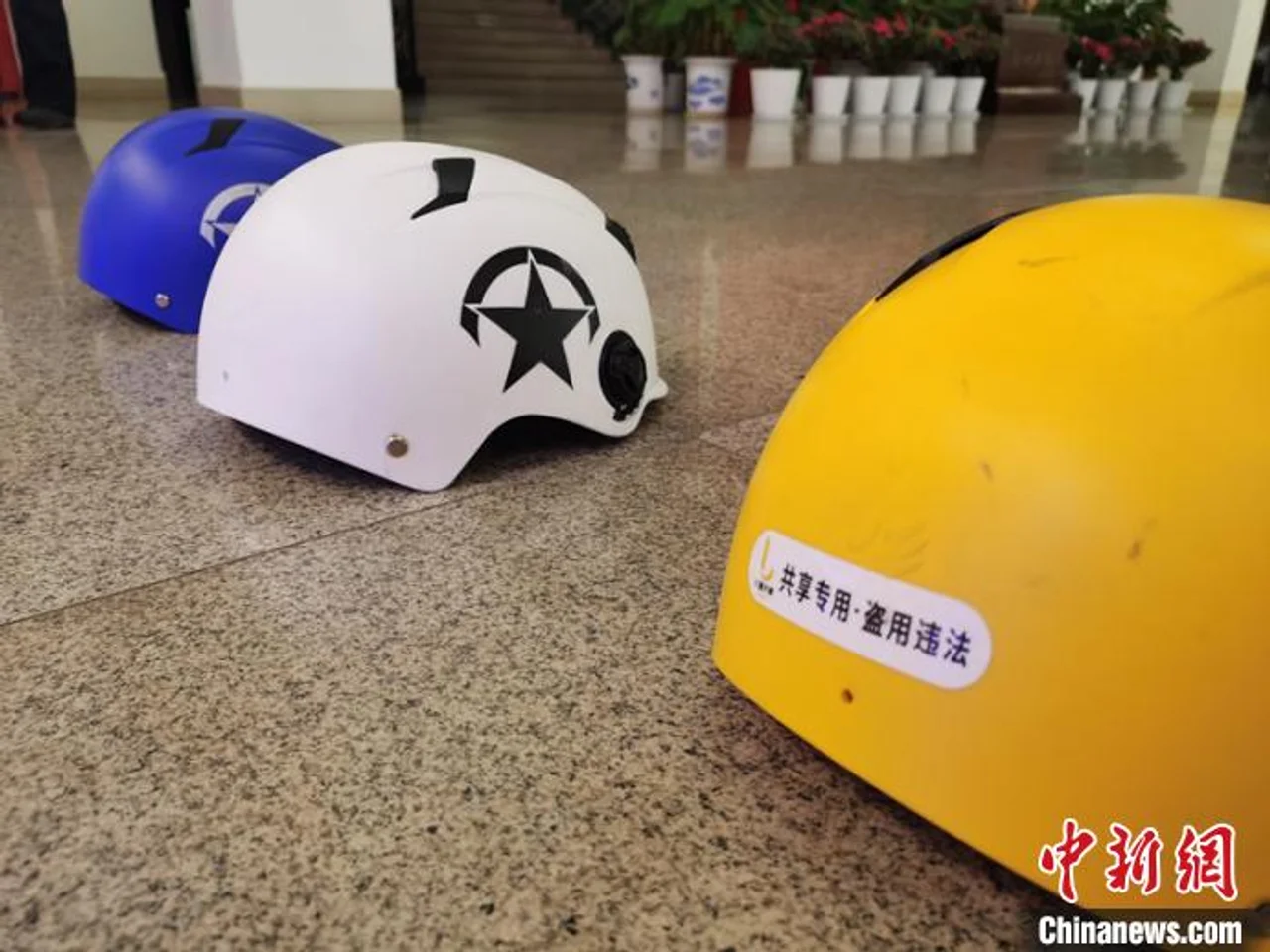 长沙警方破获多起盗窃共享电单车安全头盔案 3人被拘