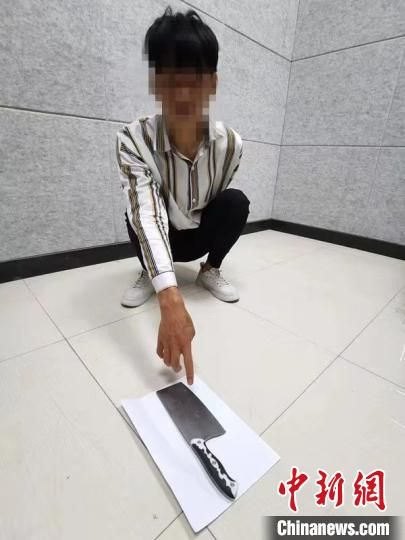 涉嫌高空抛物 昆明一男子从4楼扔菜刀被刑拘