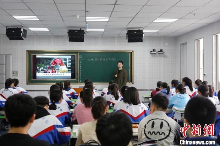 吉林“90后”高中老师变身“新闻主播”科普地理知识