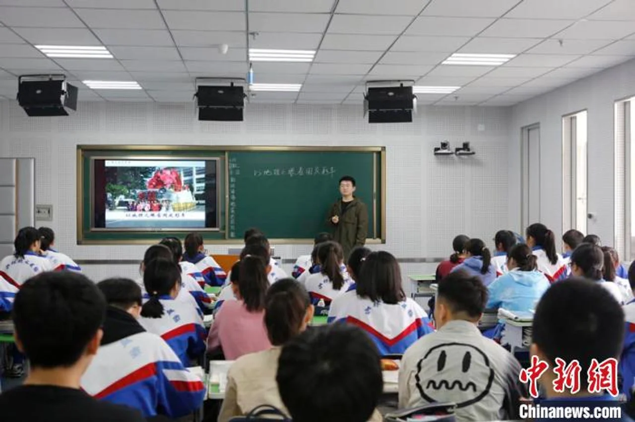 吉林“90后”高中老师变身“新闻主播”科普地理知识