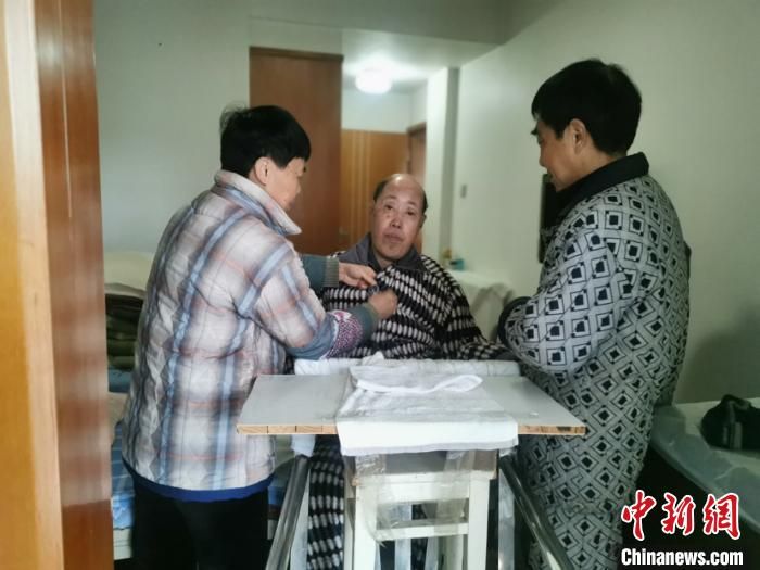 照顾“渐冻症”弟弟16年 这对夫妻毫无怨言