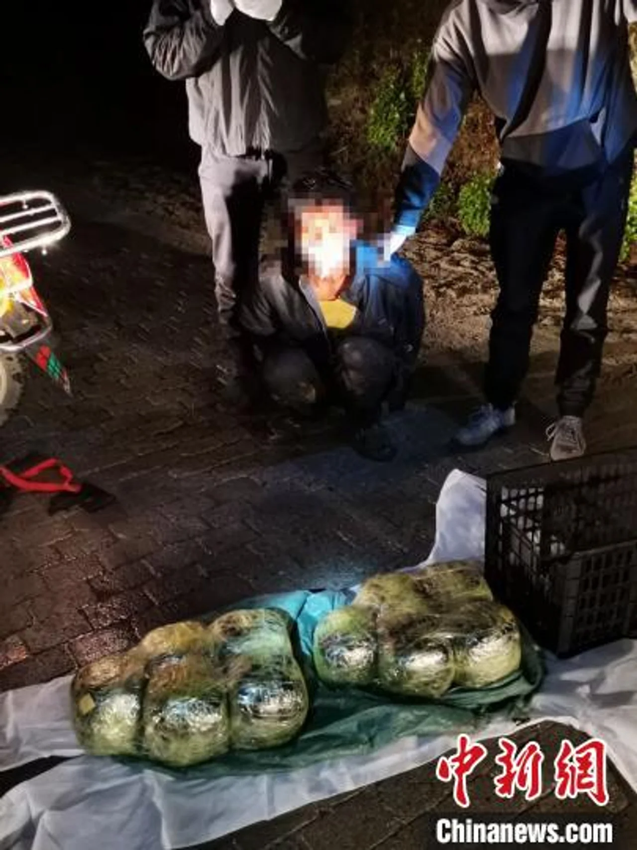 云南腾冲:民警冒雨蹲守破获毒案 缴毒28公斤