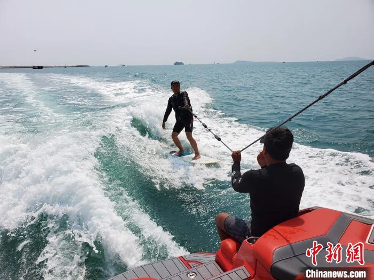 自造浪趣玩海 尾波冲浪在三亚兴起