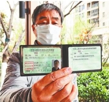 武汉首位70岁以上老人拿到驾照 科目二科目三满分
