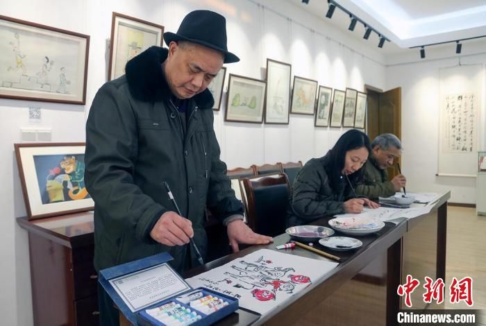 “提笔是画家，下地是农民”！这群农民画出一个“漫画小镇”