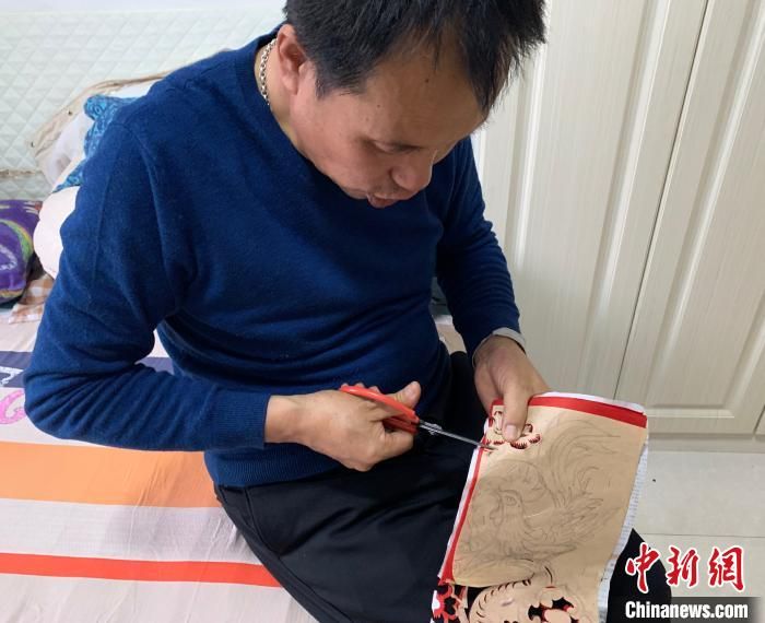 山西民间艺人痴迷剪纸30余年：方寸之间的匠心与苦乐