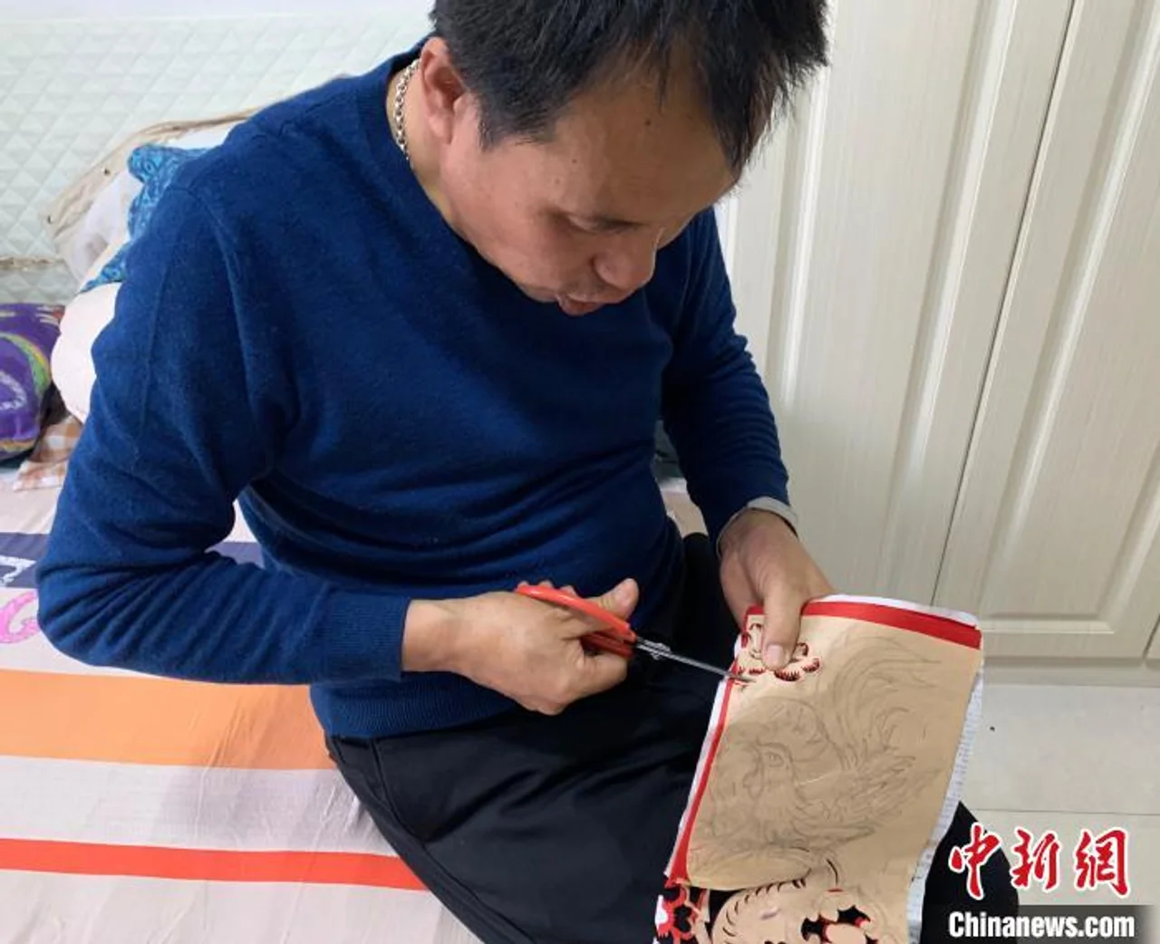 山西民间艺人痴迷剪纸30余年:方寸之间的匠心与苦乐