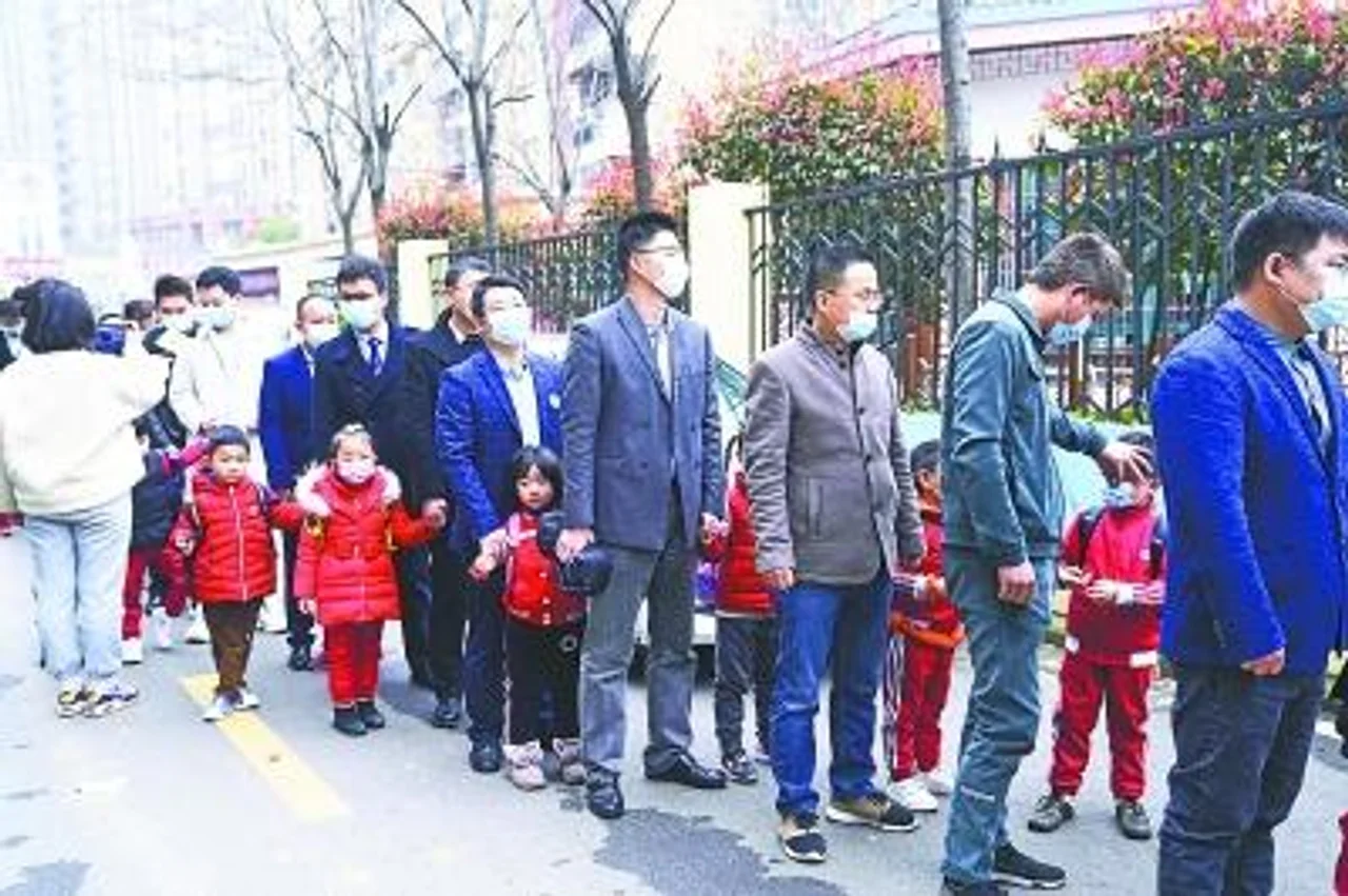 多点“父能量”!武汉多所学校设立爸爸接送日