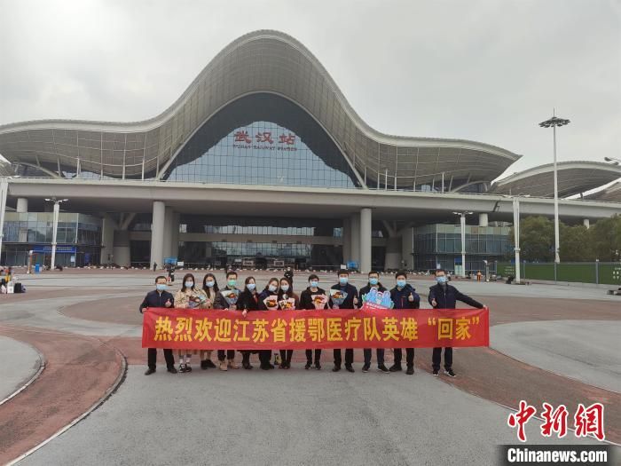 江苏援鄂医疗队返鄂赏樱 叹武汉“花开更盛”