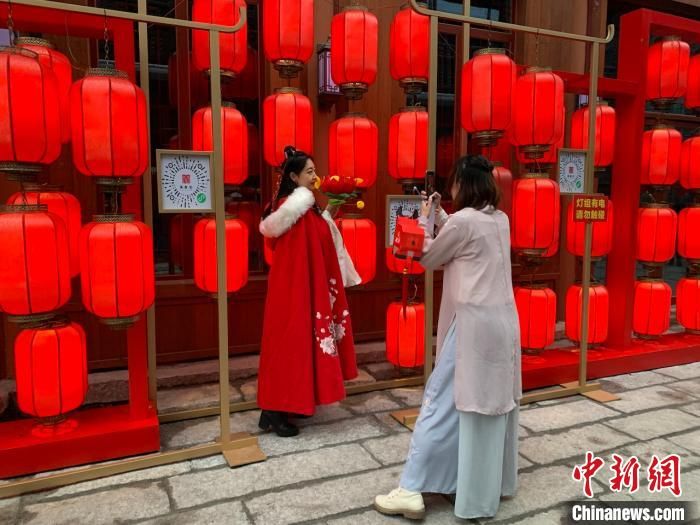 舞龙灯、猜灯谜、赏花灯 南昌万寿宫上元灯会“闹”元宵（图）