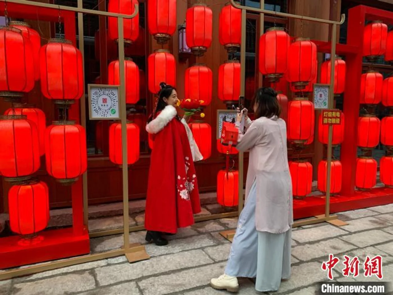 舞龙灯、猜灯谜、赏花灯 南昌万寿宫上元灯会“闹”元宵(图)