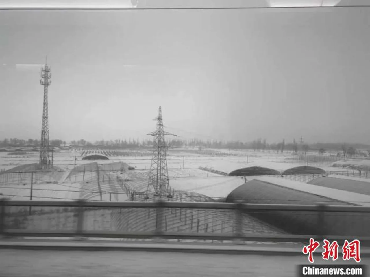 宁夏迎大范围降水天气 居民化身“风雪赶路人”