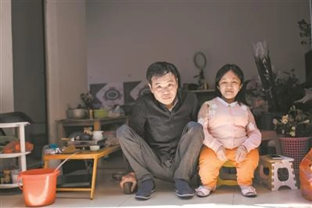 一对罕见病友的爱情故事:她陪他卖花,他每天坚持公益