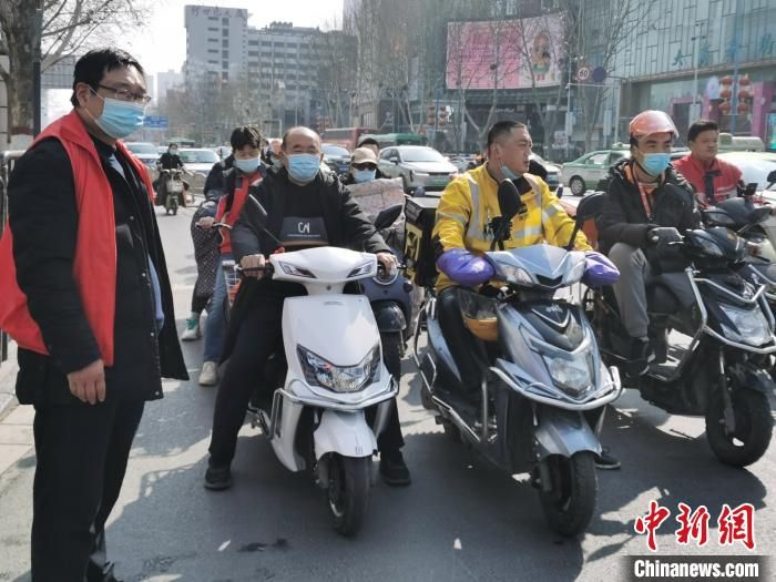 郑州电动车戴头盔问题引关注