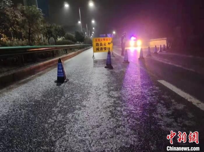 贵州开启凝冻模式：32处凝冻路段实行交通管制