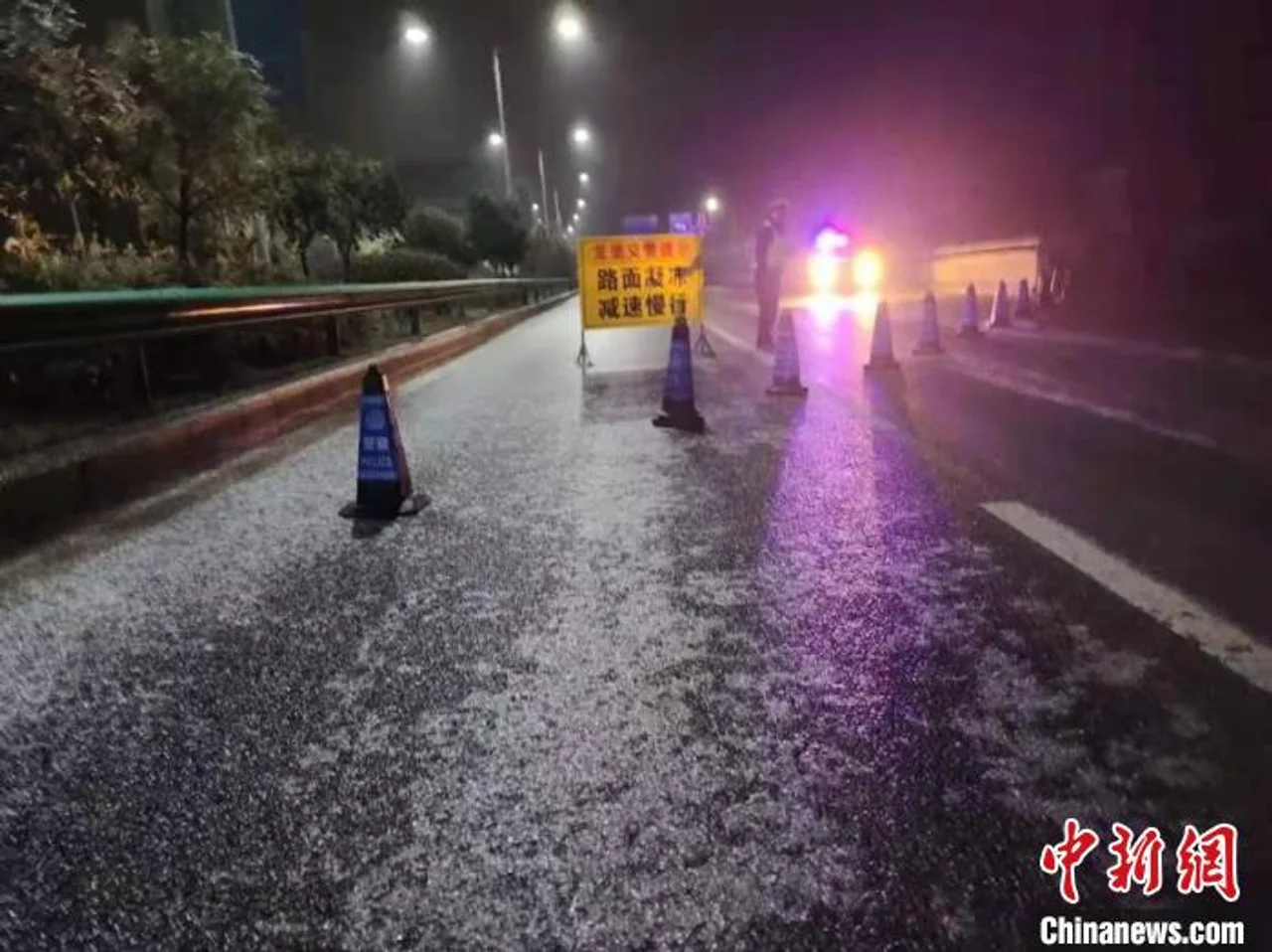 贵州开启凝冻模式:32处凝冻路段实行交通管制
