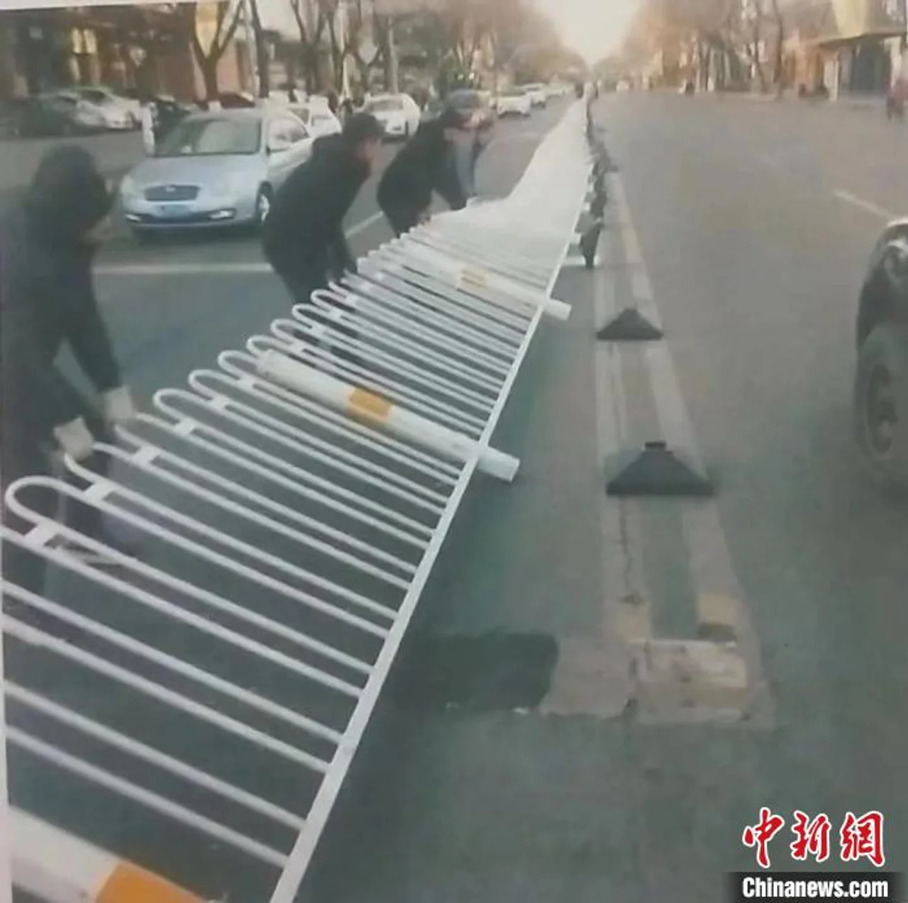 山西长治醉酒男子为抄近路推倒数百米护栏 已被拘留