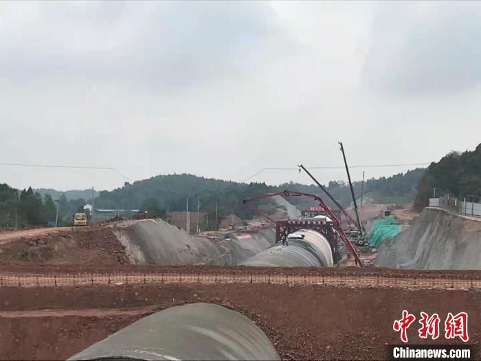 全球首例时速350公里高铁不减速下穿机场航站楼隧道贯通