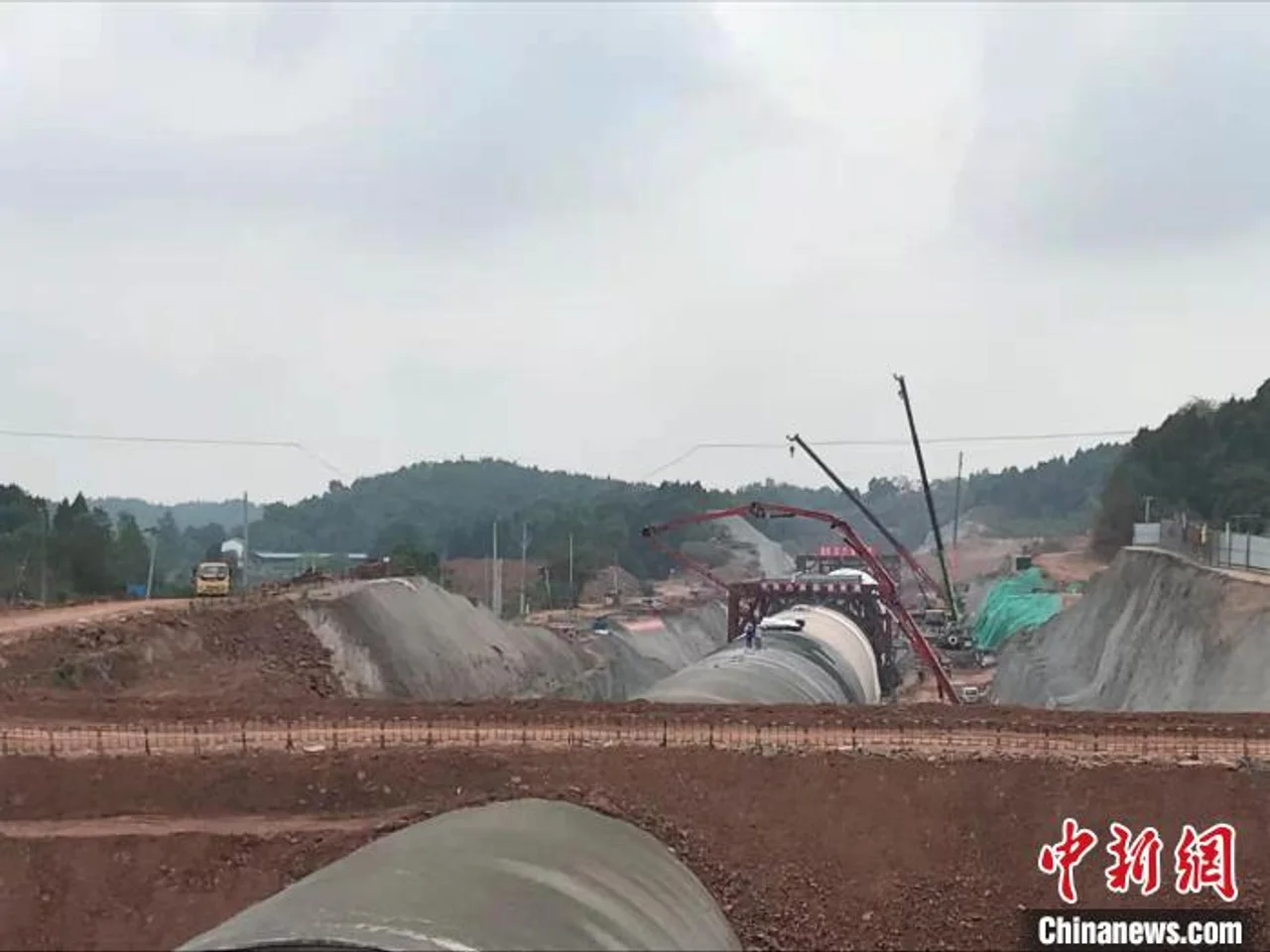 全球首例时速350公里高铁不减速下穿机场航站楼隧道贯通