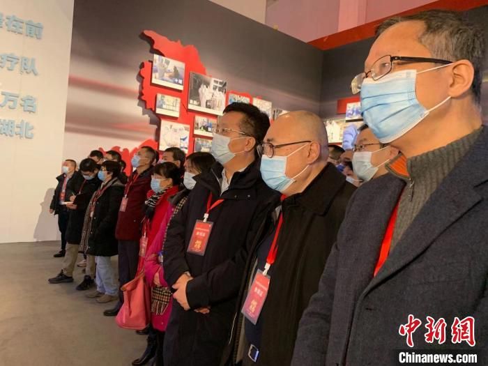 援鄂重症专家“组团”重返武汉：“这座城市回来了”