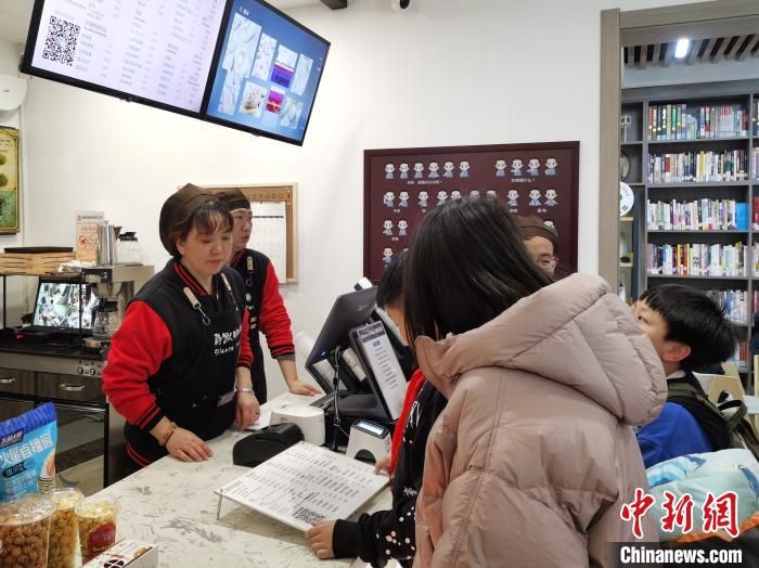 西安“无声”咖啡馆招残障店员 助其融入社会