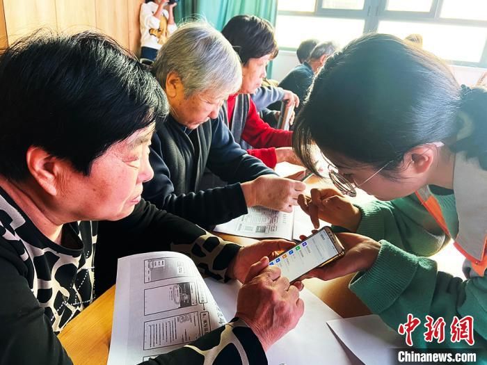 兰州社区开“智能手机课” 呼吁重视老年人“数字鸿沟”