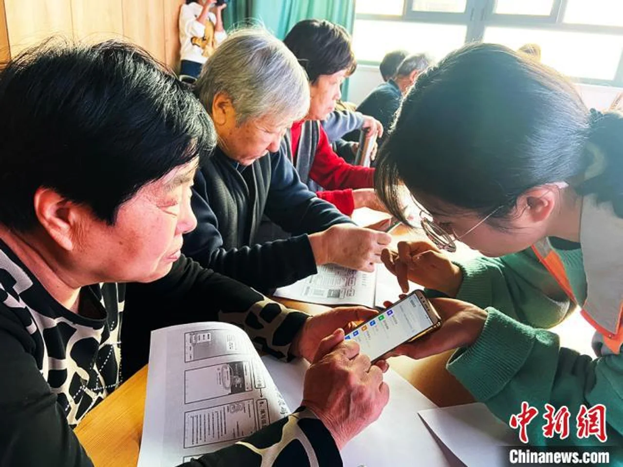 兰州社区开“智能手机课” 呼吁重视老年人“数字鸿沟”