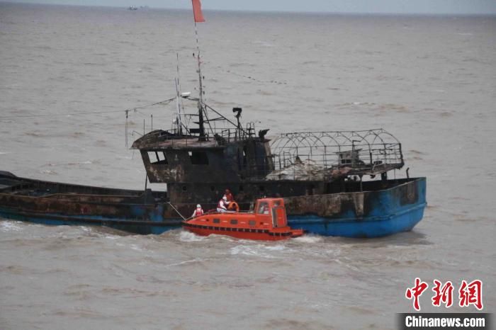 寒潮来袭 东海救助局成功接救失火渔船上3名遇险人员