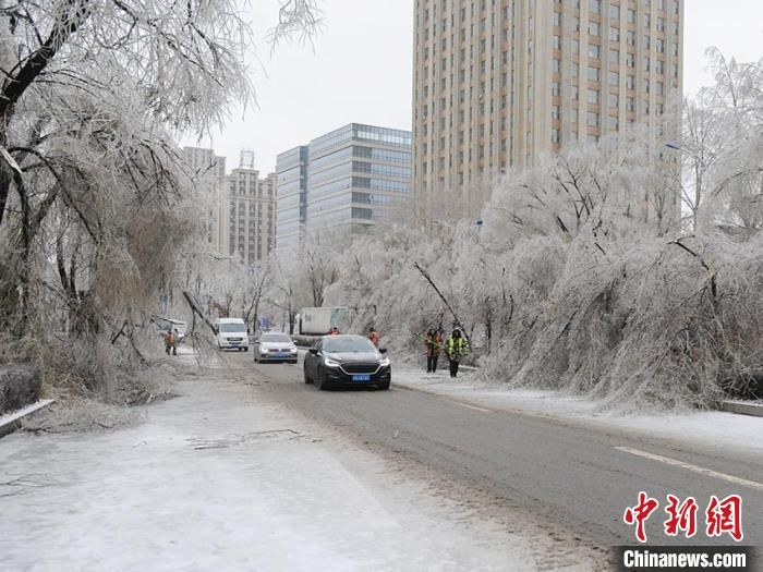 吉林持续遭遇暴雨暴雪 波及50余万户停电