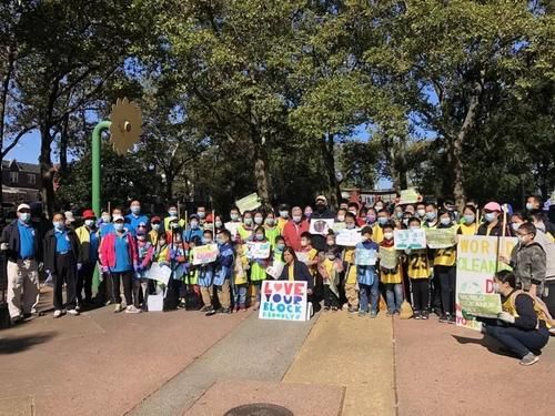 美媒：180名纽约华人老少义工参与“国际清洁日”扫街活动