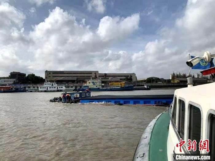 上海一货船在黄浦江沉没 打捞工作正在进行