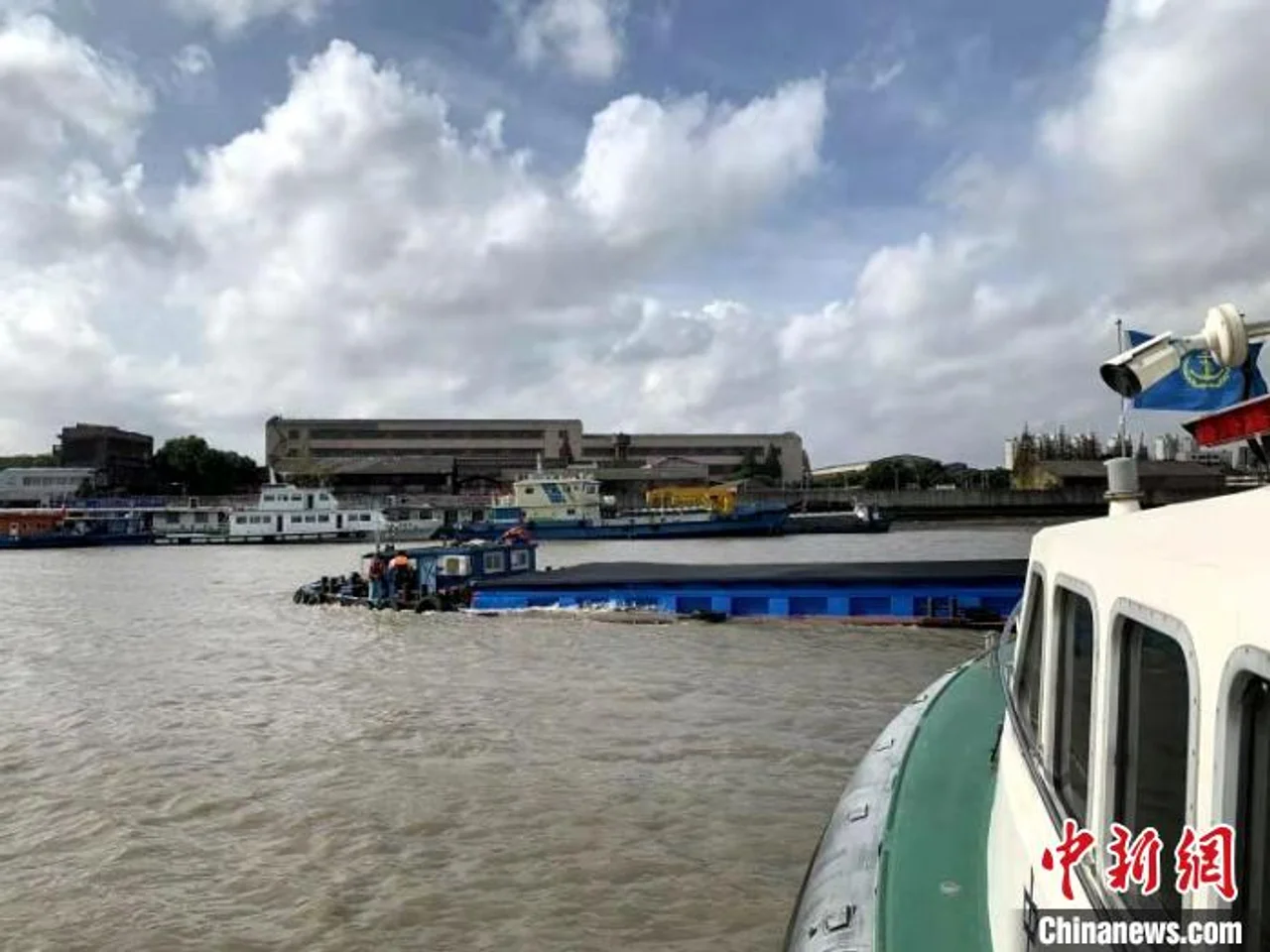 上海一货船在黄浦江沉没 打捞工作正在进行