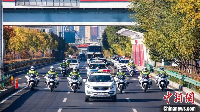 为护群众挡尖刀 内蒙古数千人送别民警张树伟