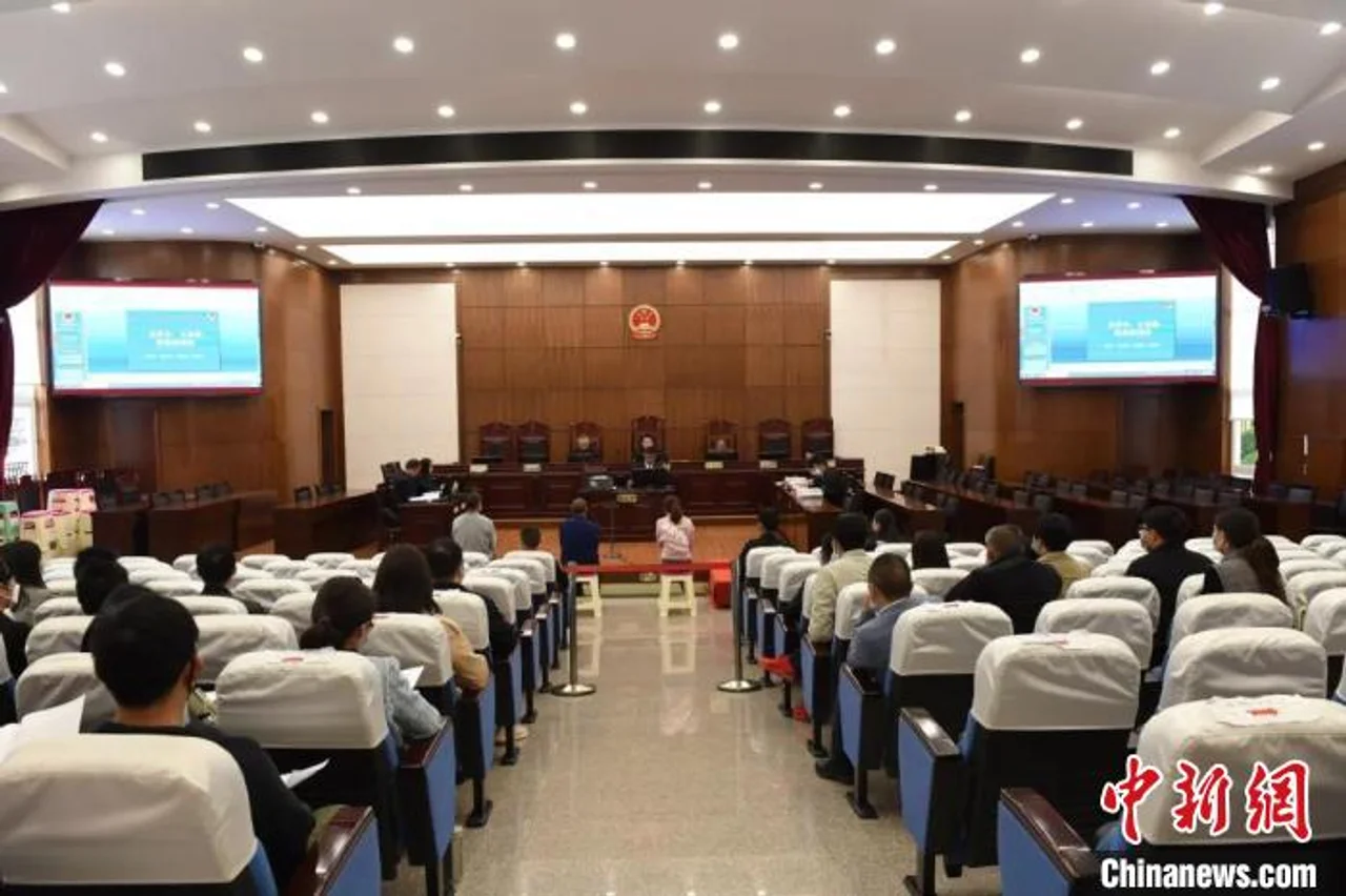 毒贩妻子父亲联合开立32个账户洗黑钱 被提起公诉