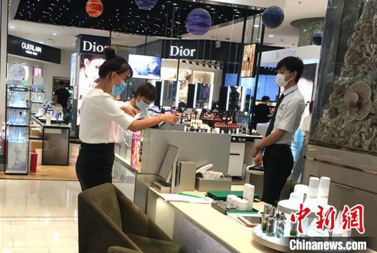 乌鲁木齐大型商超陆续复工 “生活又回到往日”