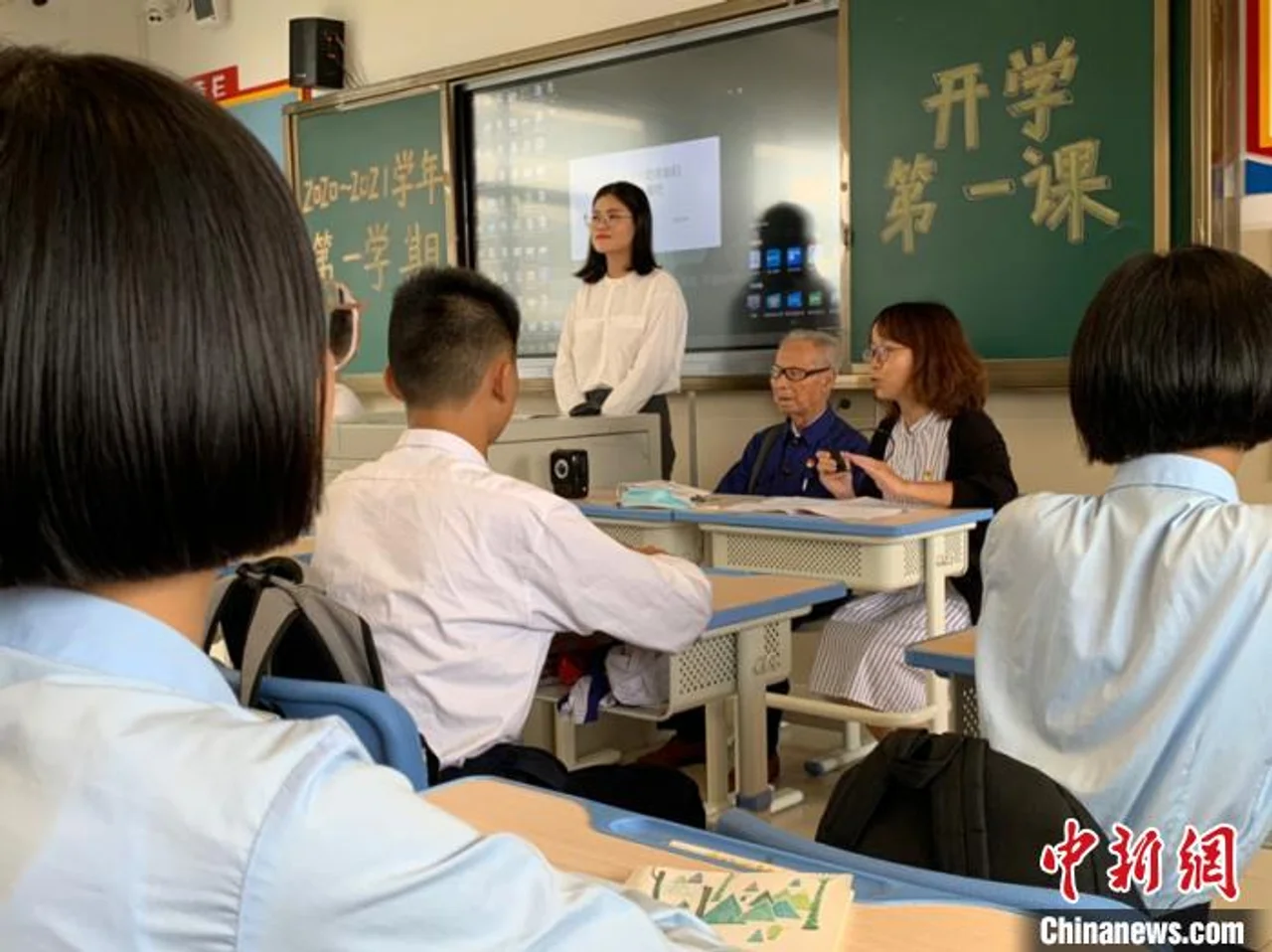 广州九旬老党员为逾7万学生讲“开学第一课”