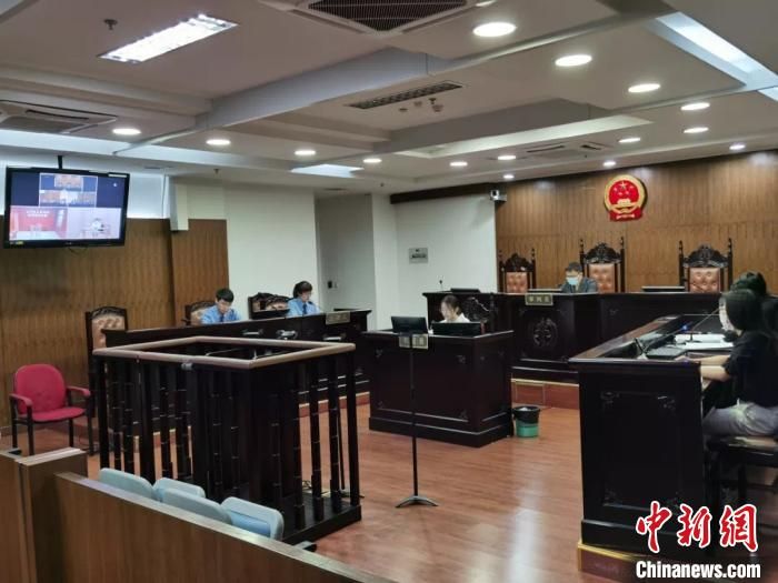 大学生情侣兼职解封微信账号获刑 系全国首例“微信解封”入罪案