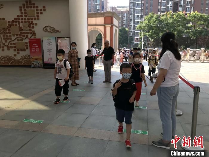 武汉部分学校组织返校热身 提前熟悉校园环境
