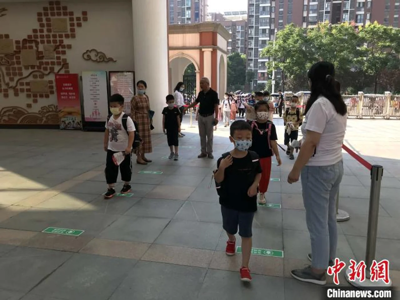 武汉部分学校组织返校热身 提前熟悉校园环境