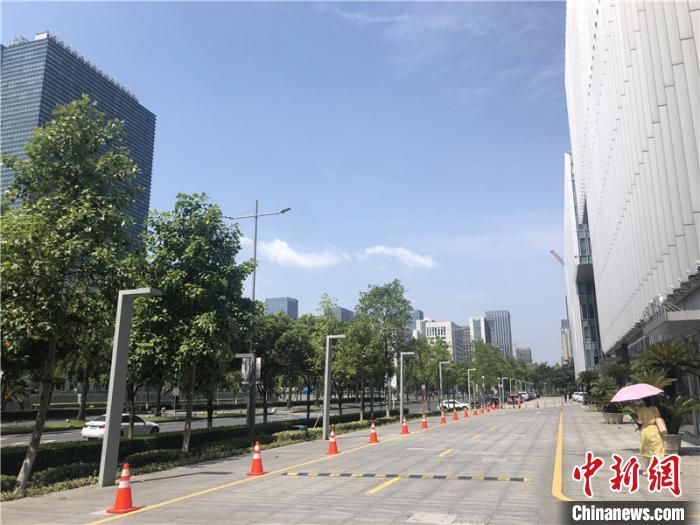 浙江沿海多条交通线路停运 数千艘渔船回港避风
