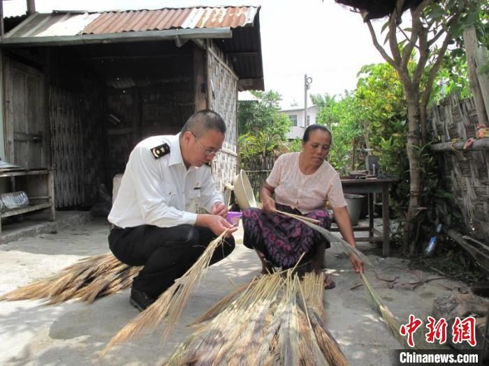 云南瑞丽傣族村：小扫把扶成大产业