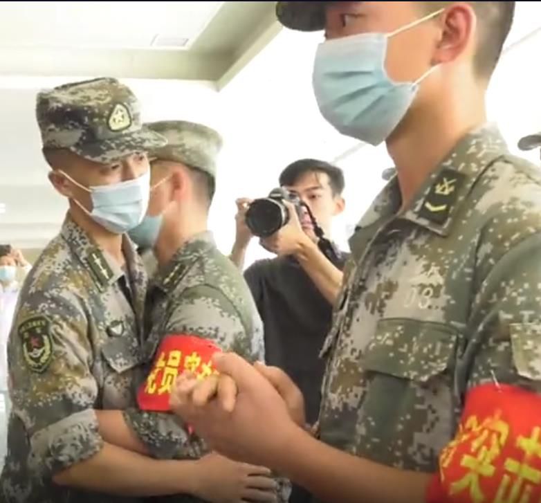 安徽庐江县为转移群众被洪水卷走的战士康复出院