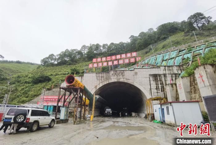 云南大临铁路新民隧道贯通 全线未贯通隧道仅剩一座