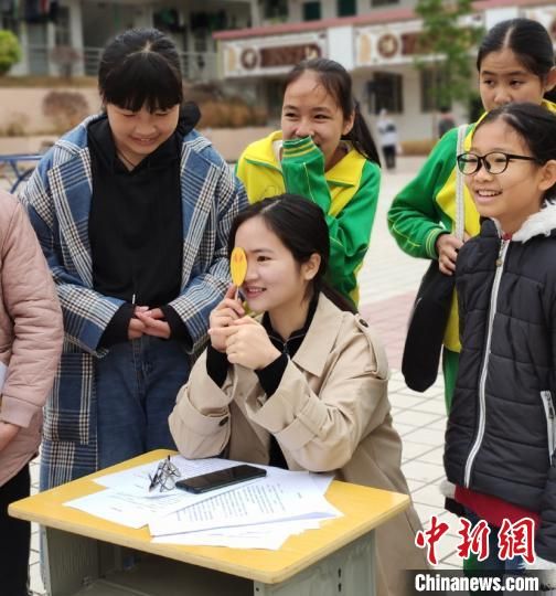 近百名广东大学生志愿服务山区 向乡村中小学出发