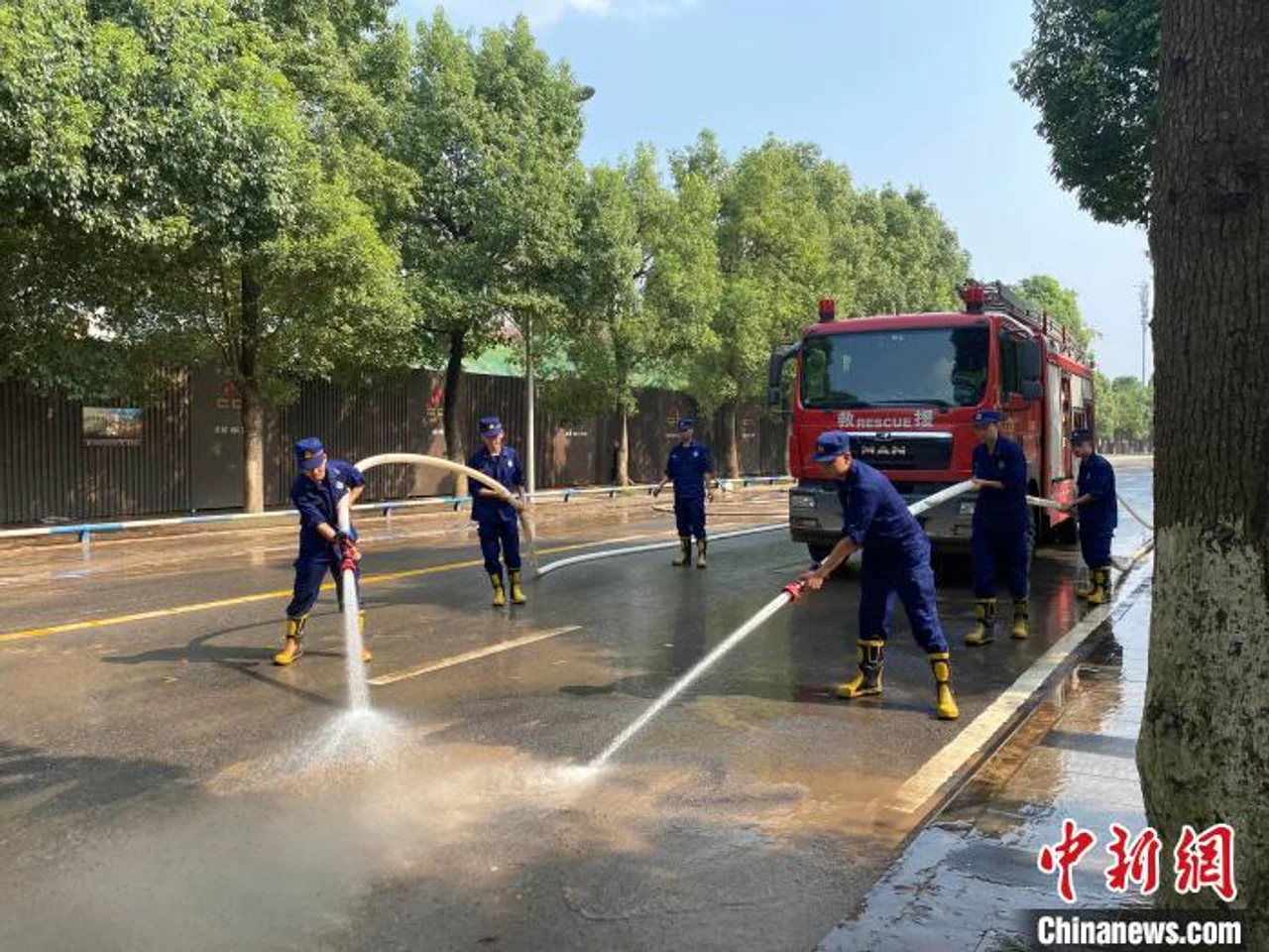 两江过境重庆洪水:除一个水文站外其余水位均退至警戒以下