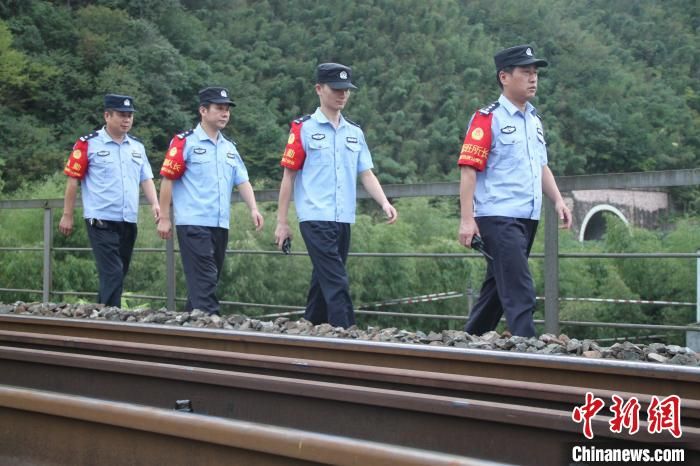 安徽铁警：加强麦收期巡控 密织线路“安全网”