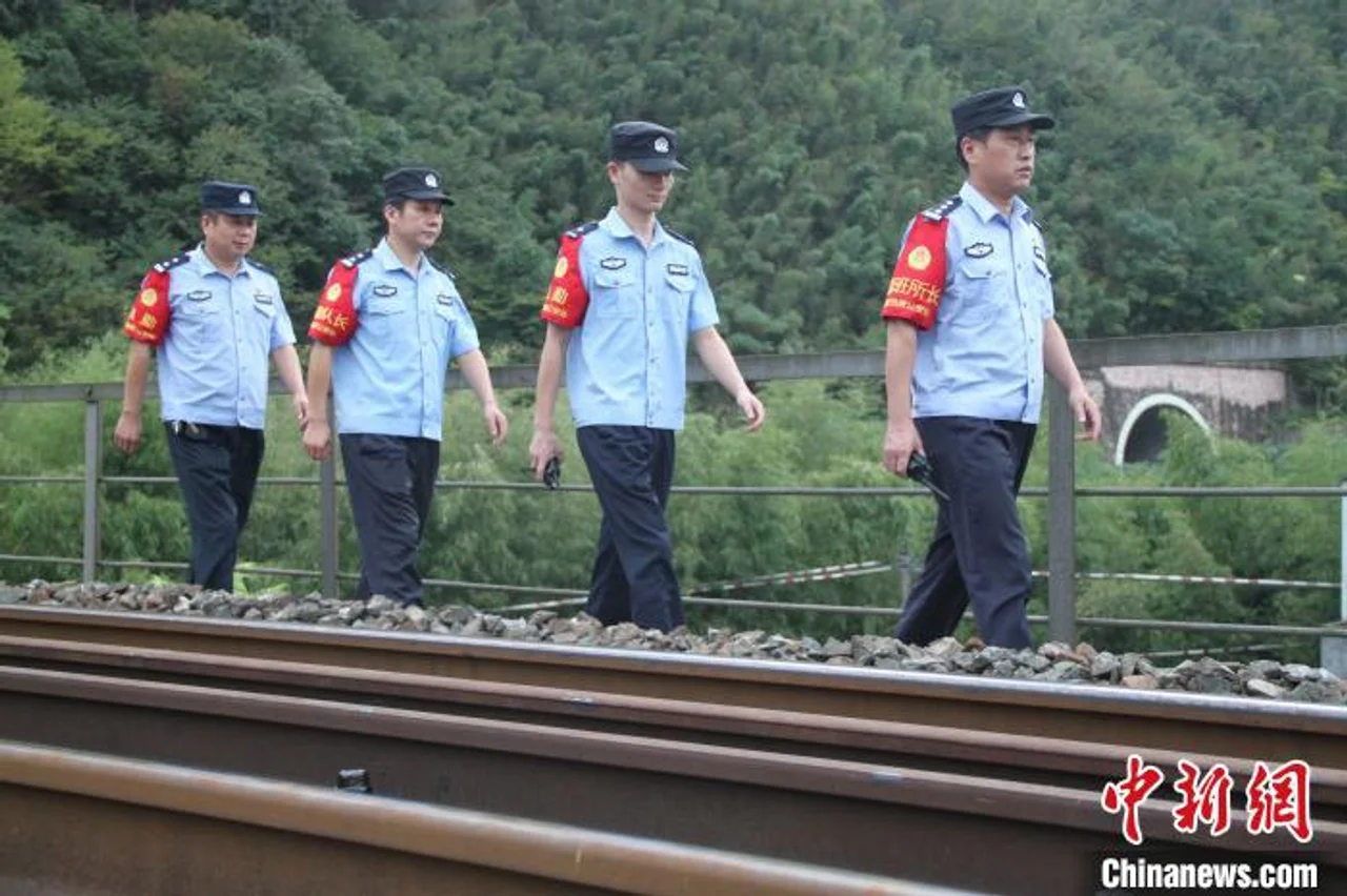 安徽铁警:加强麦收期巡控 密织线路“安全网”