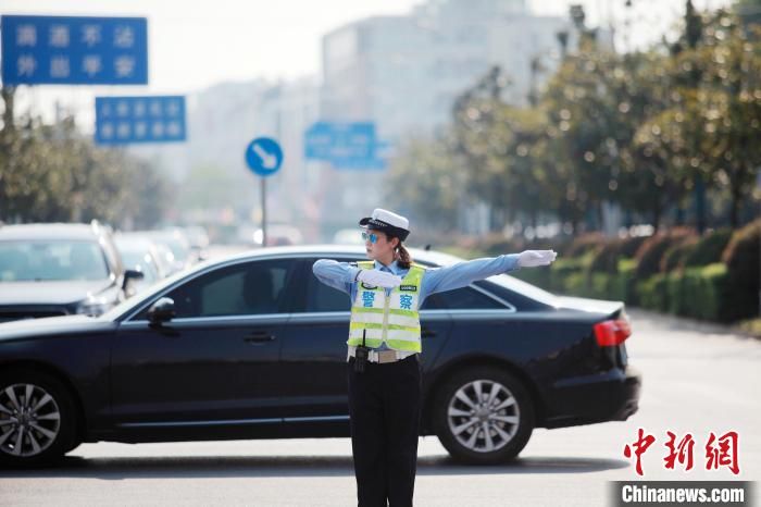 高温下的坚守：烈日下的扬州女交警
